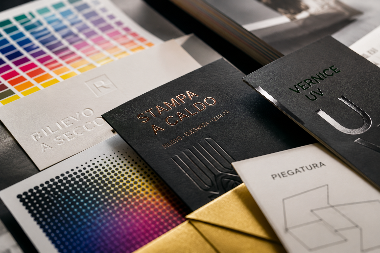 Campioni di colore e cartelle campione per la stampa o la progettazione di imballaggi, incluse finiture in nero, oro e bianco.
