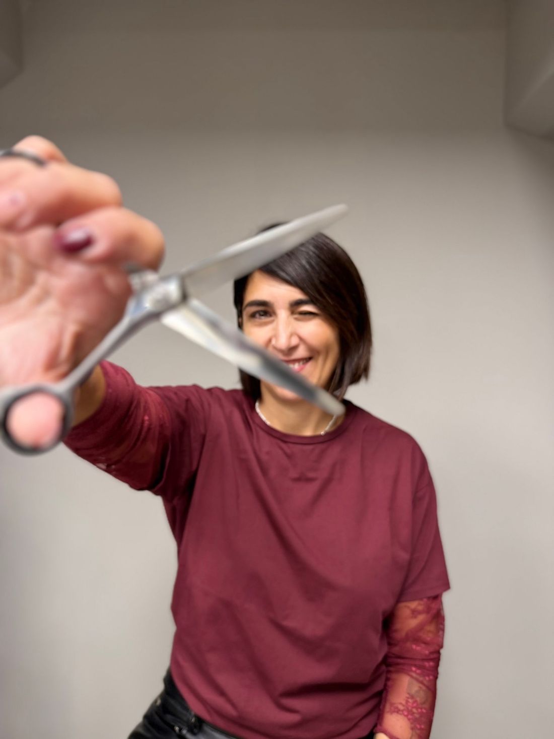 parrucchiera che taglia i capelli