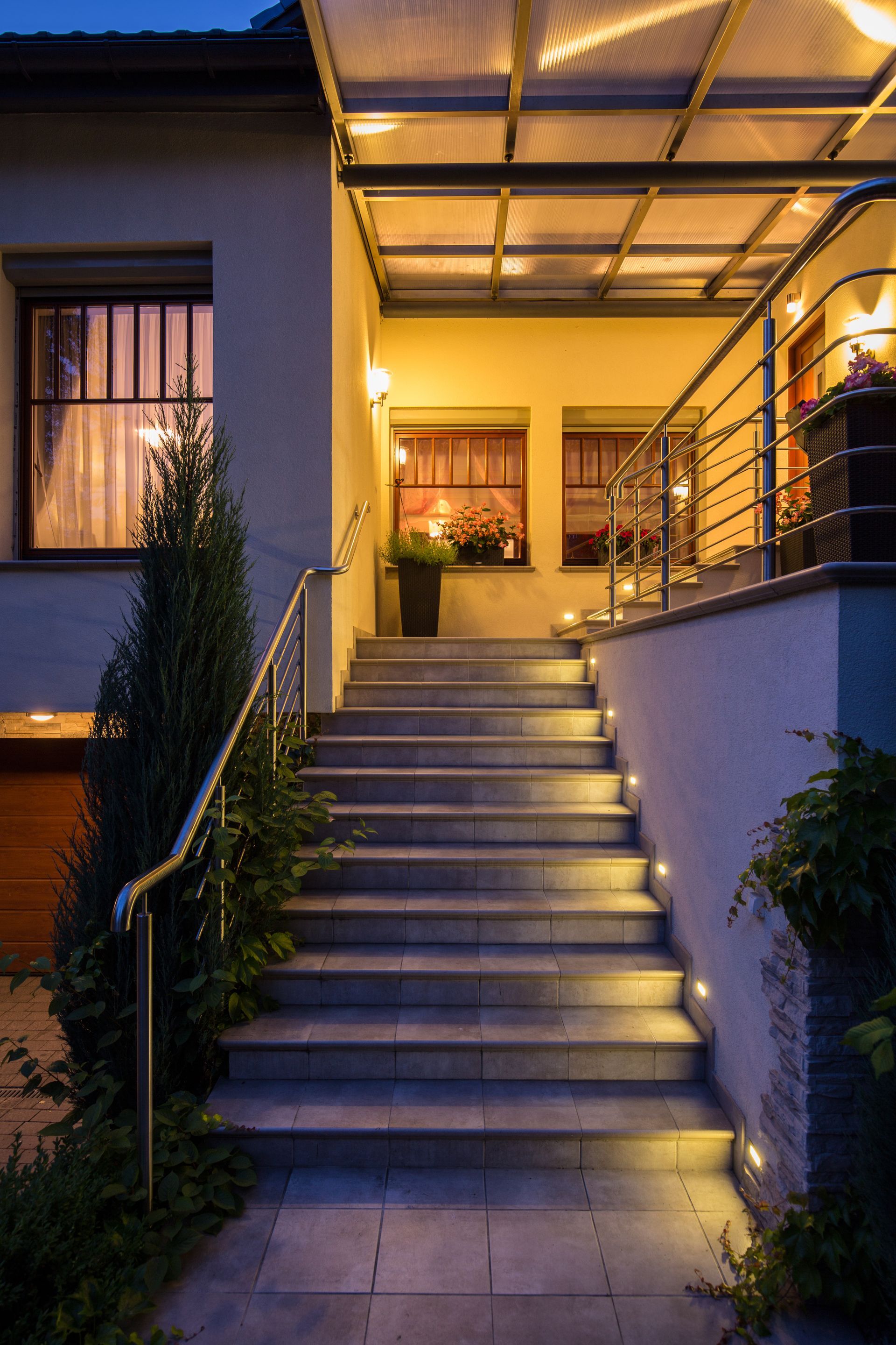 Un ensemble d'escaliers menant à une maison la nuit.