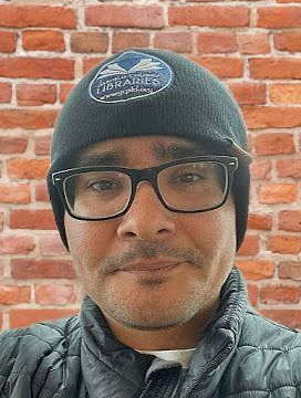 Un hombre con gafas y gorro se hace un selfie.