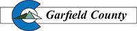 El logotipo del condado de Garfield es azul y blanco con una montaña en el centro.