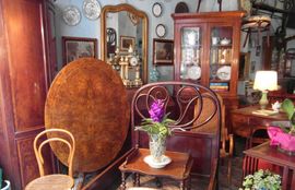 Antichità, articoli regalo, tavoli, librerie, letti, thonet, kohn