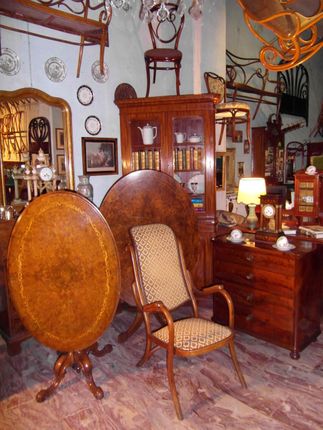 Tavoli in radica. Poltrona da camino Thonet. Comoncino in piuma di mogano.