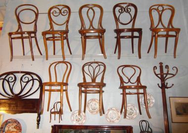 Thonet Mod. 10; Mod. 2; Mod. 29; Mod. 13; Mod. 19; Letto Kohn; Mod. 18; Mod.25; Mod. 20; Appendiabiti a mezza colonna