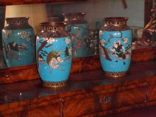 Coppia vasi Cloisonné. Con figure