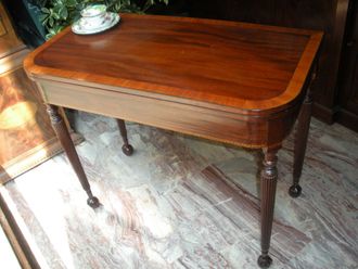 Tavolino americano. Mogano massello. Fascia in satinwood.