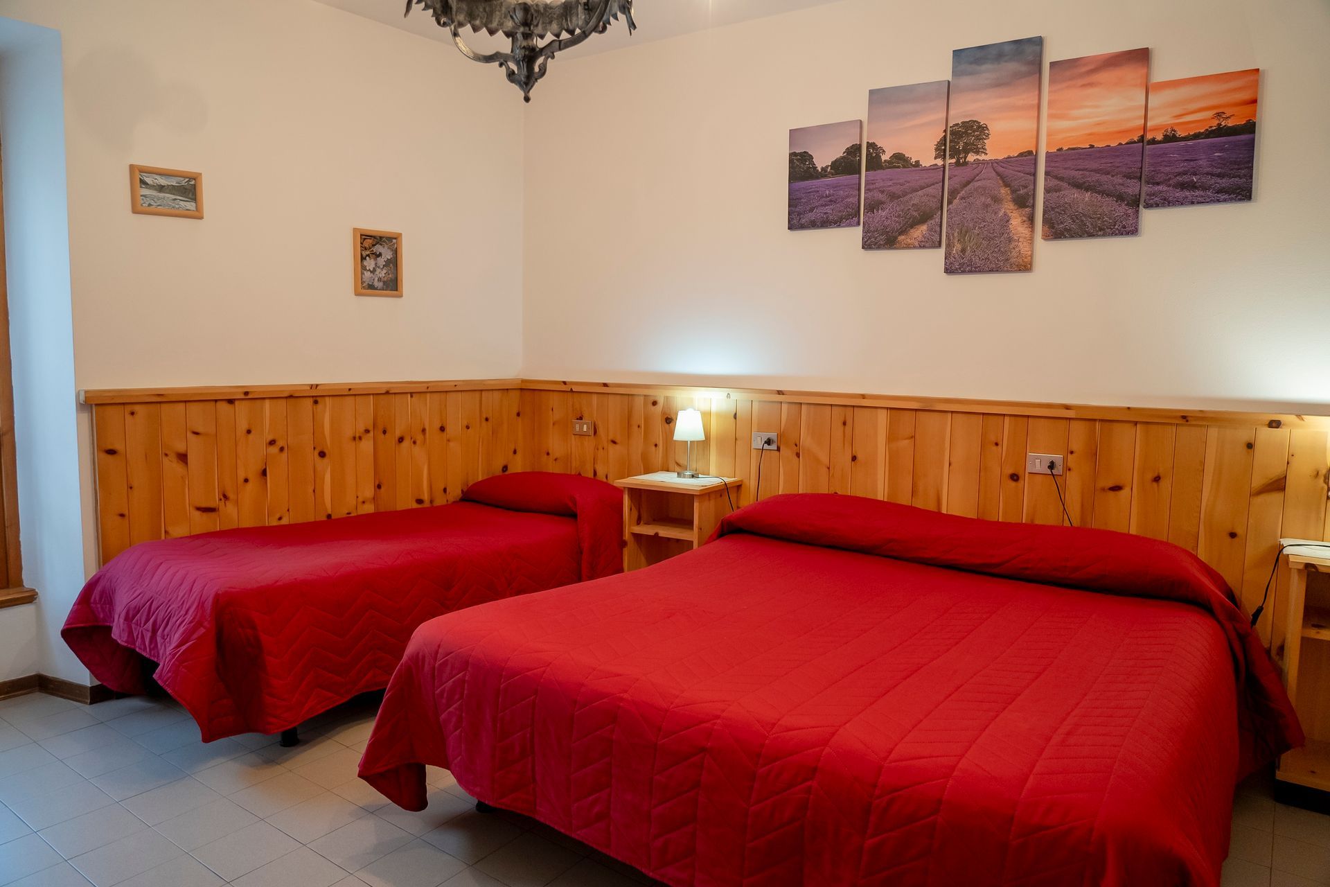 Una camera da letto con due letti e un quadro sul muro.