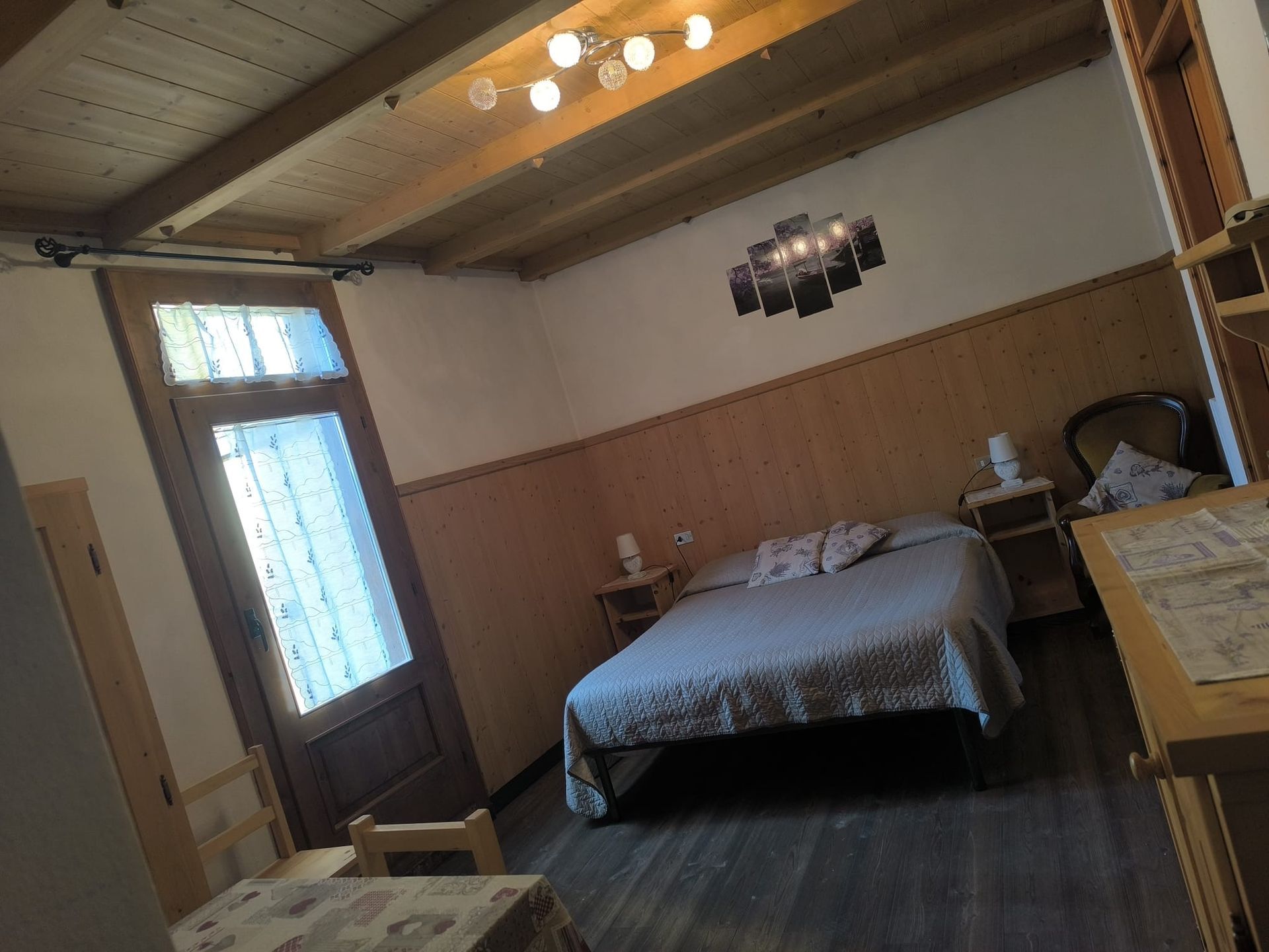 Uno scaffale di legno con sopra delle bottiglie di oli essenziali.