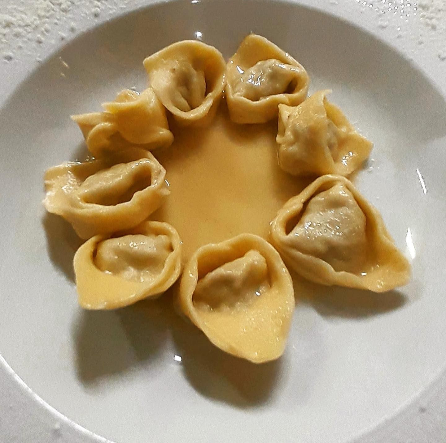 un primo piano di un piatto di ravioli su un tavolo