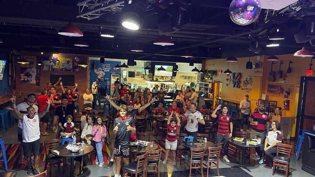A large group of people are standing in a restaurant.