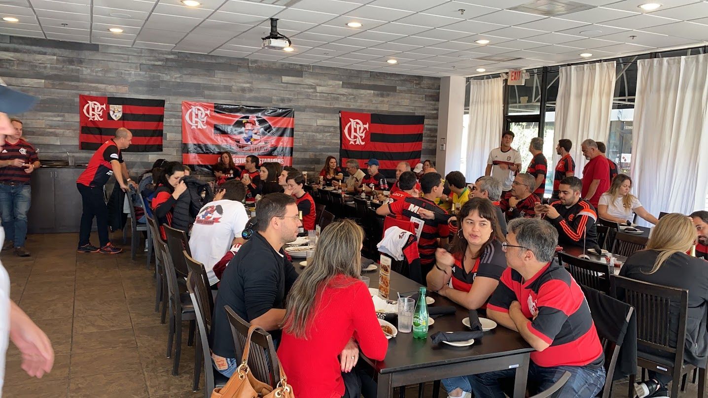 A group of people are sitting at tables in a restaurant.