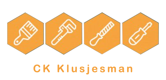 Logo voor CK Klusjesman met vier oranje zeshoeken met pictogrammen voor een borstel, moersleutel, vijl en schroevendraaier.