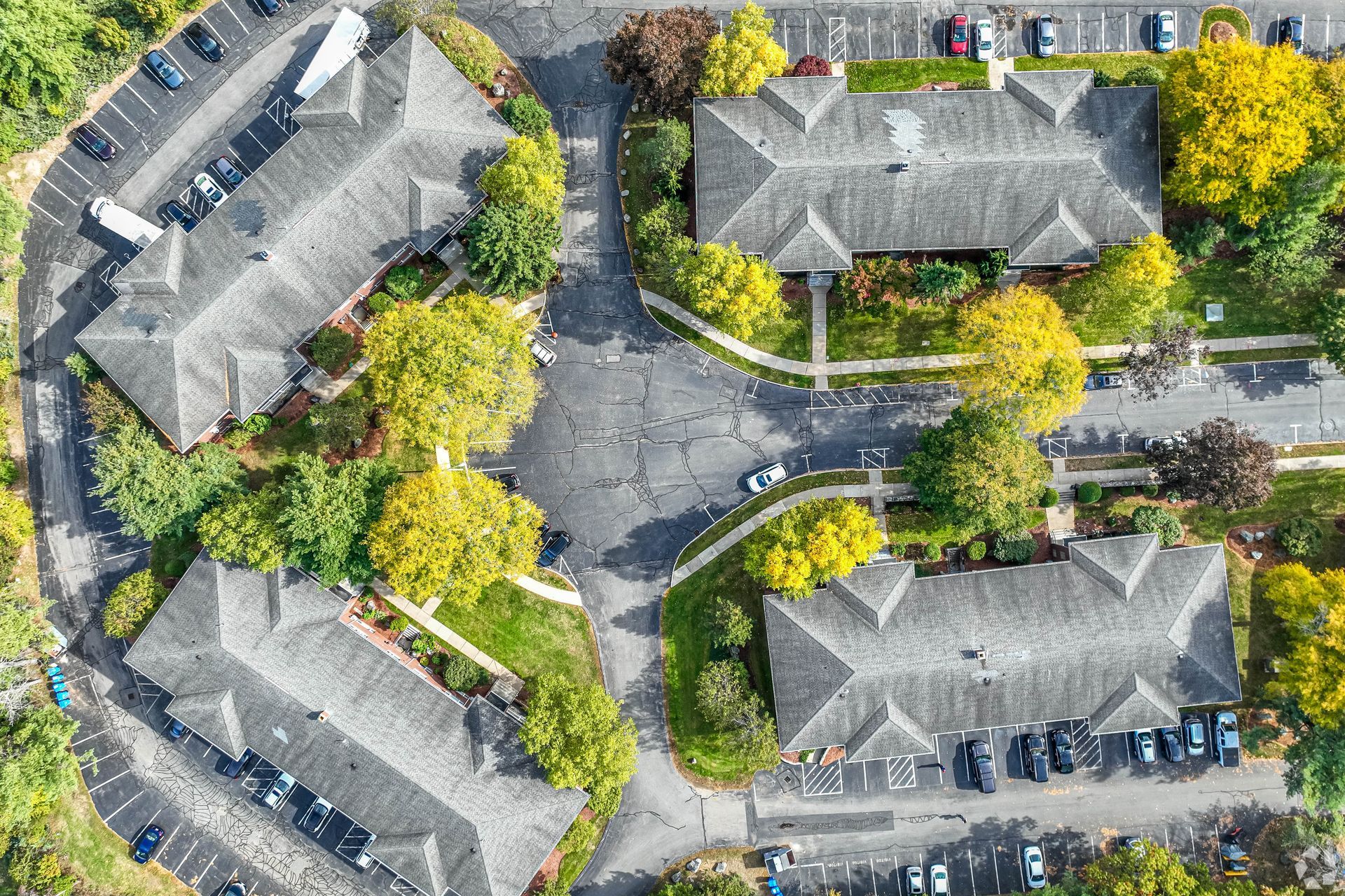 Aerial view of apartment buildings and landscaped grounds at Waltham Overlook Apartments in Waltham, MA.