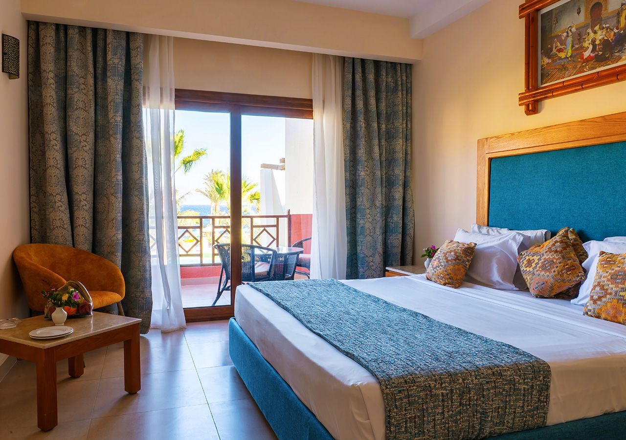 ROOMS & SUITES