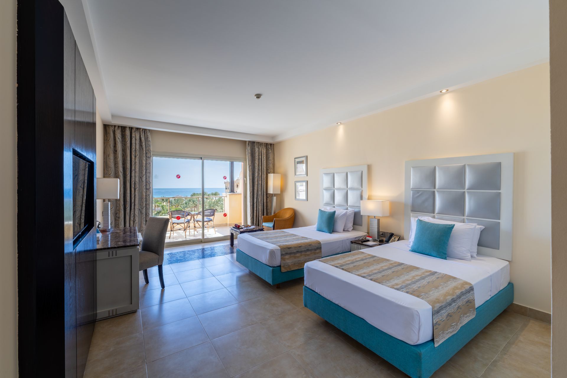 ROOMS & SUITES