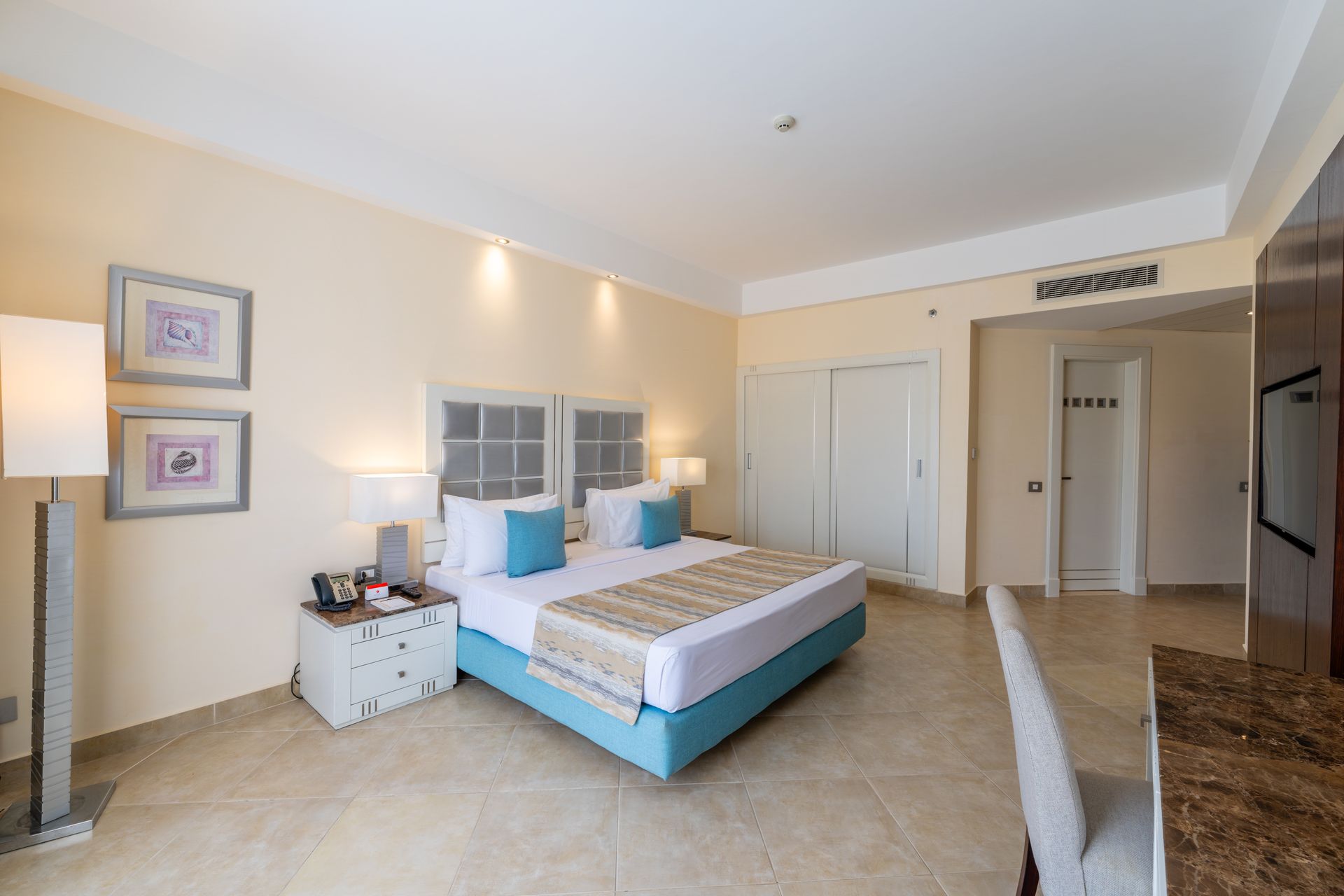 ROOMS & SUITES