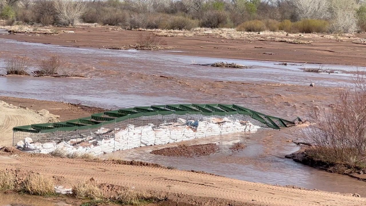 The flood barrier experienced under scouring