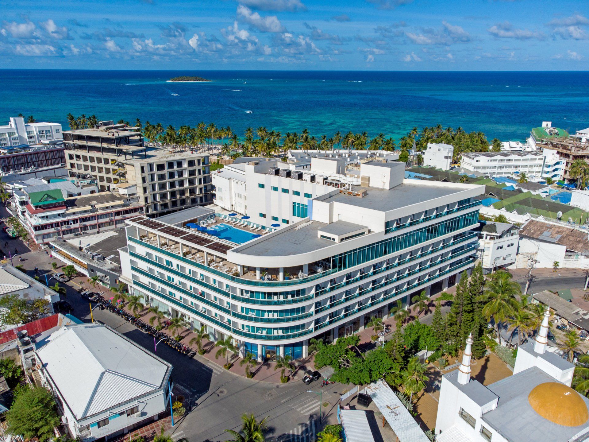Hotel with ocean view and tropical surroundings, a symbol of the comfort that defines Aqualina Inn San Andrés