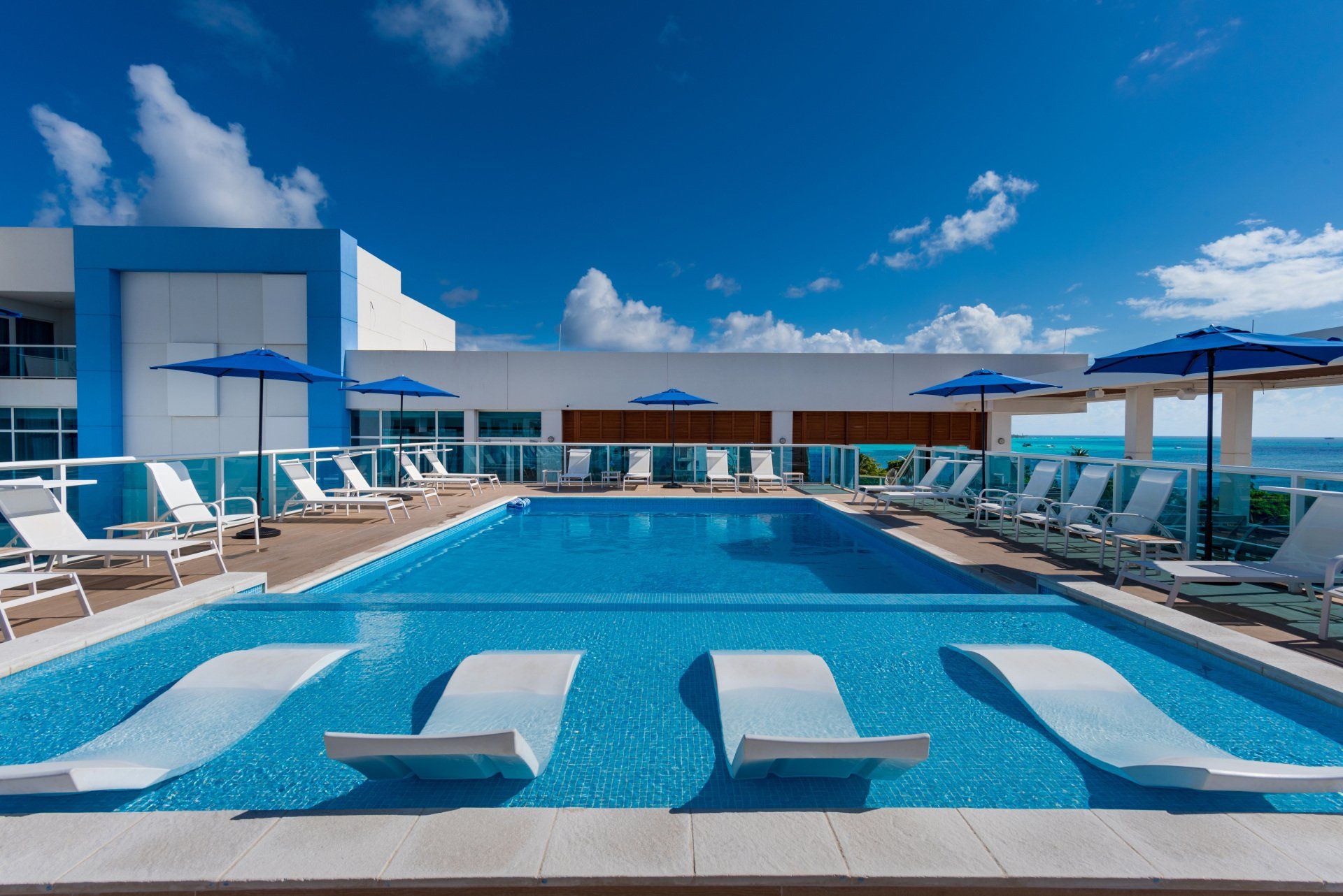 Hotel with pool in San Andrés, with a view of the Caribbean sky, representing the comfort and tranquility of Aqualina Inn