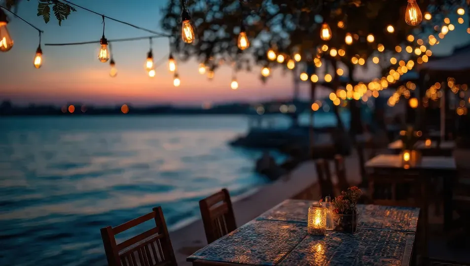 Mesa con copas y vista al atardecer en Aqualina Inn, hotel en San Andrés cerca a la playa.