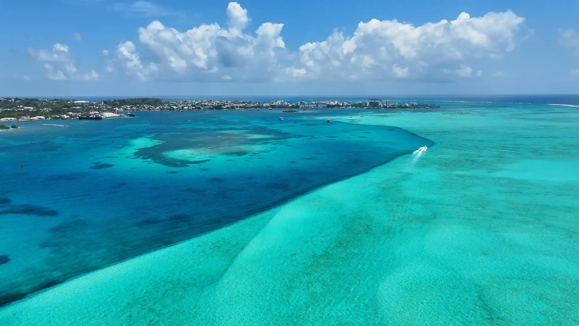 Panoramic view of the Caribbean Sea with turquoise tones and white sand, a key attraction for those looking where to travel in Colombia