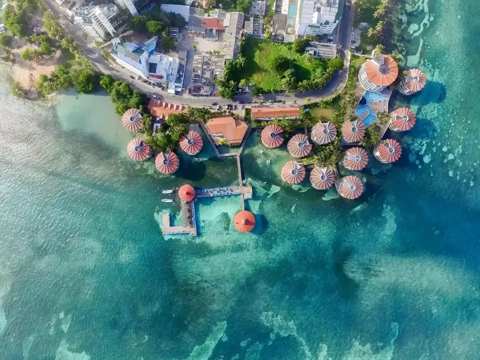 Vista aérea de cayo y mar turquesa, uno de los planes en San Andrés.