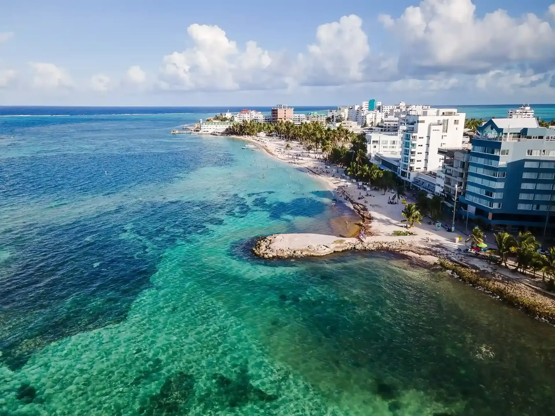 Logo de Aqualina Inn, hotel en San Andrés para viajeros que buscan confort y buena ubicación.
