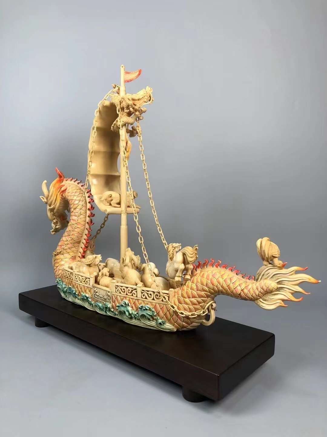 《碧水紅旗下的龍舟:一帆風順迎如意》