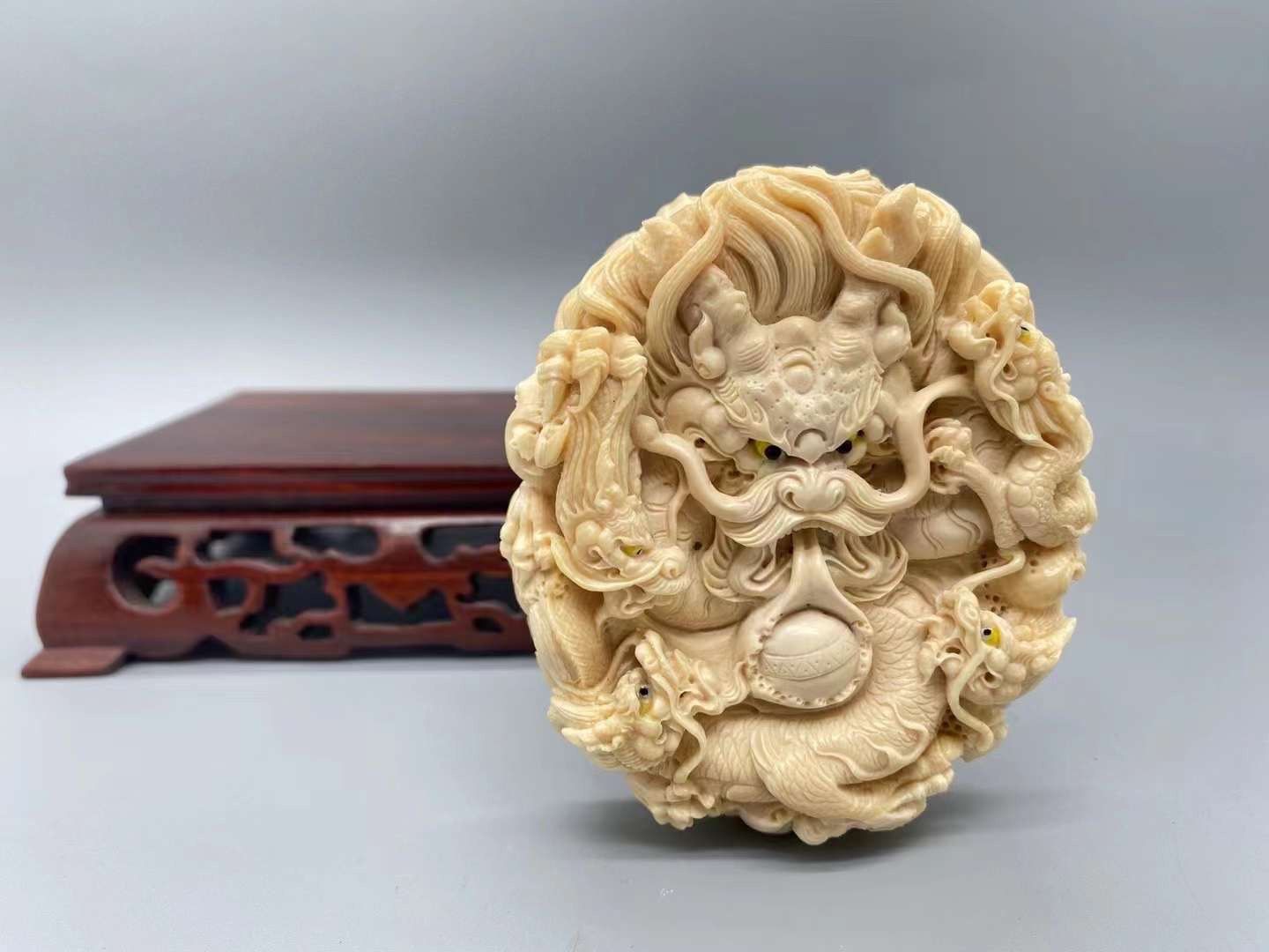 《耀目之龍》