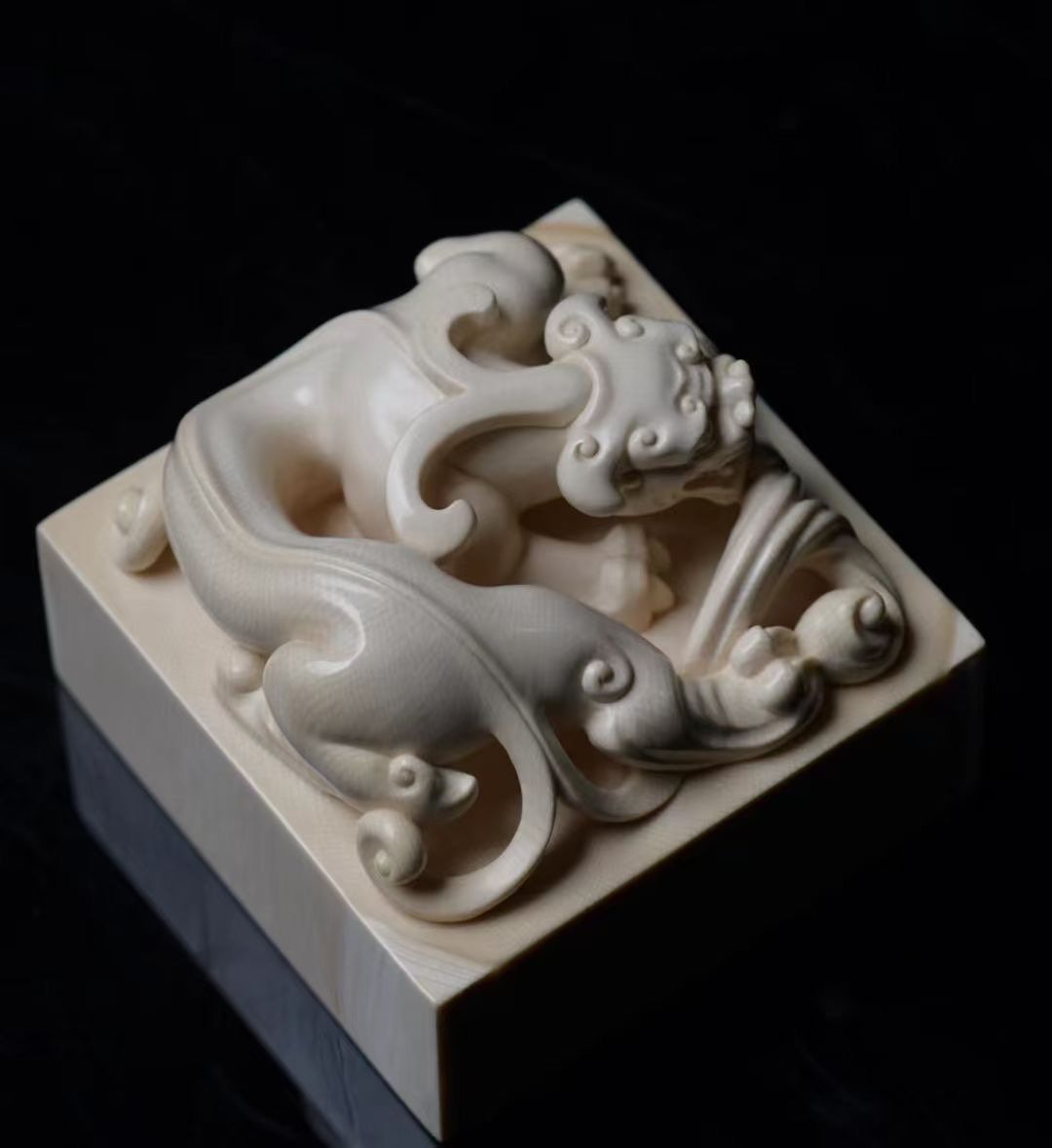 《飛熊鍾馗紋》象牙章