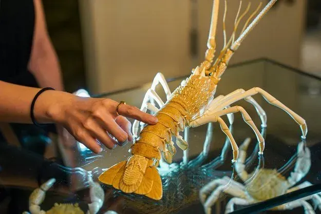 松山牙雕龍蝦藝術品