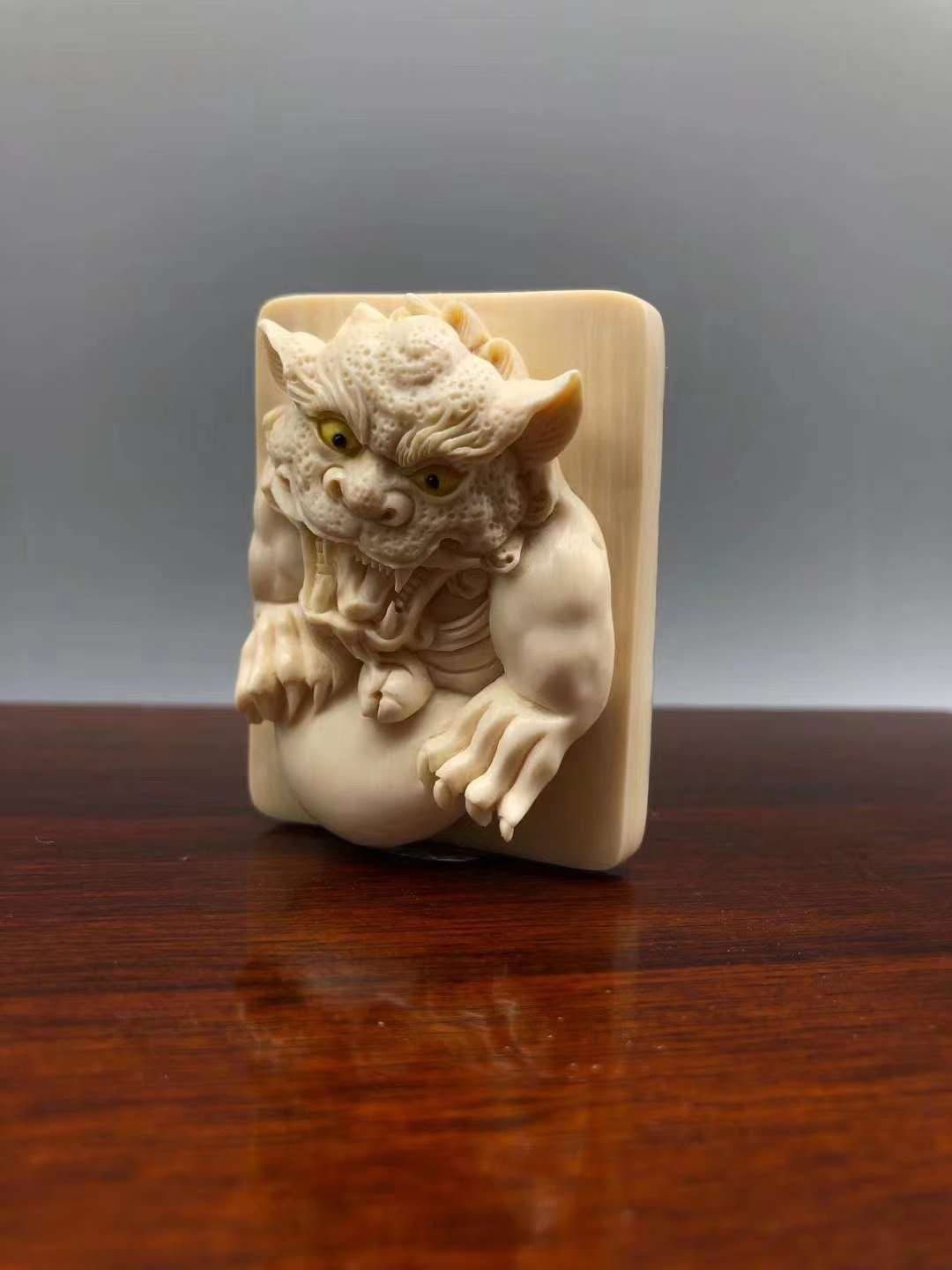 《睥睨獸牌》