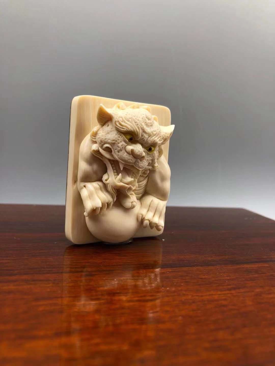 《睥睨獸牌》