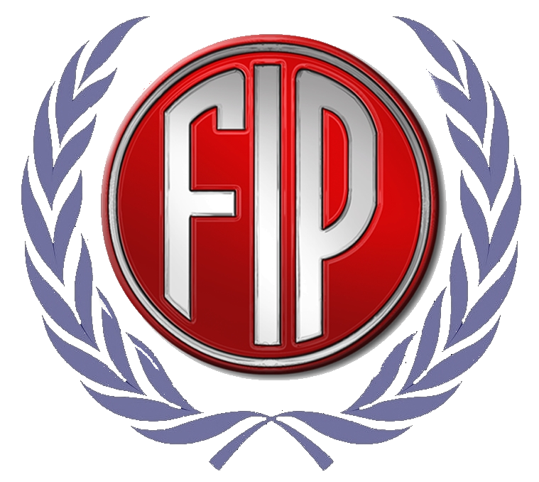 Logo circolare rosso con le lettere argentate “FIP” contornate di rosso e nero