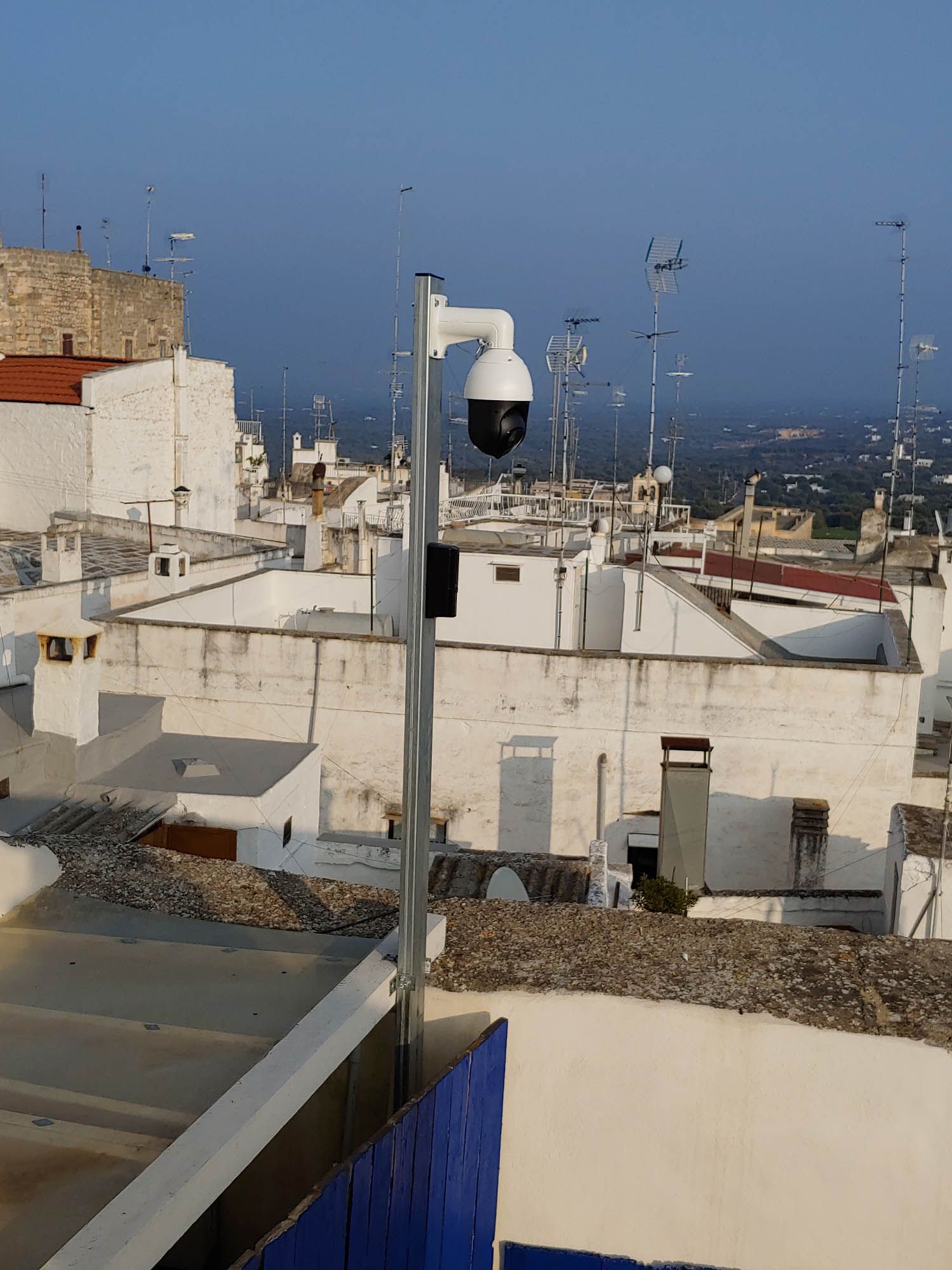una telecamera di sicurezza è in cima a un edificio