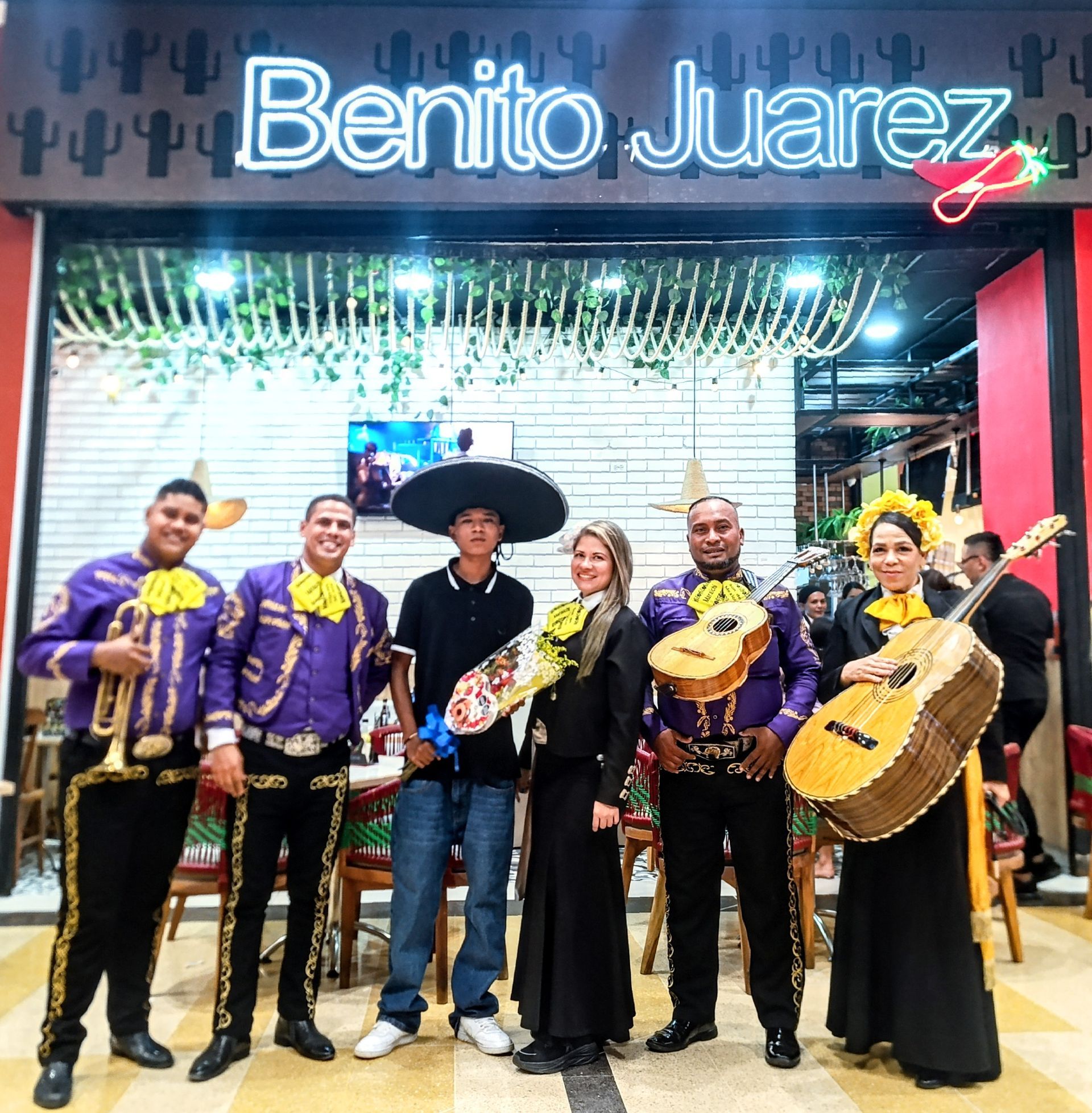 Banda de mariachis afuera del restaurante 