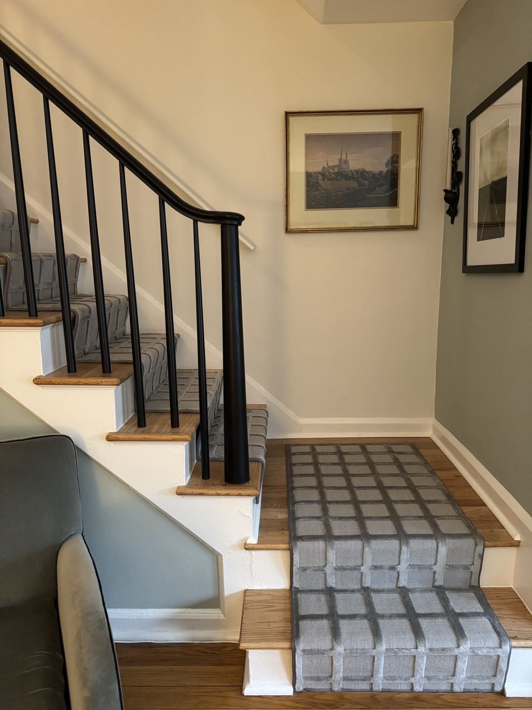 After: black handrail and round balusters with a new gray runner