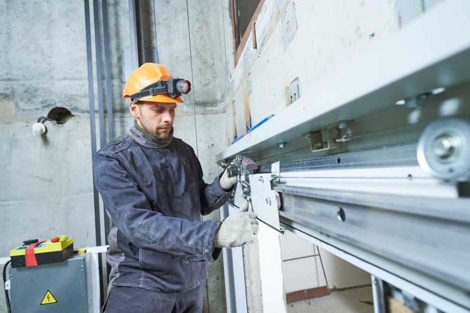 Tecnico ascensorista addetto alla manutenzione degli ascensori a Viterbo