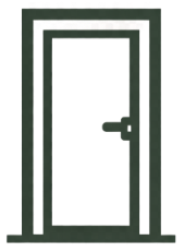 Porta verde scuro con cornice rettangolare e maniglia.