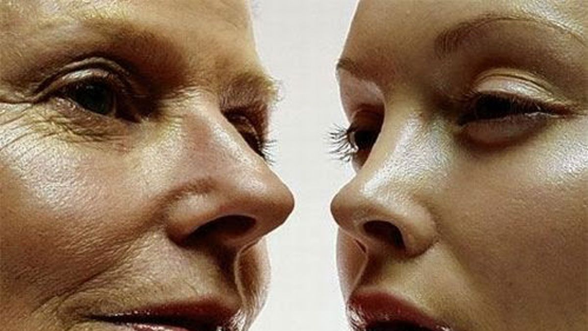 Vorher-nachher-Vergleich zweier Gesichter – deutliche Hautverjüngung durch Collagen-Licht im Solarium bei SunWorld.