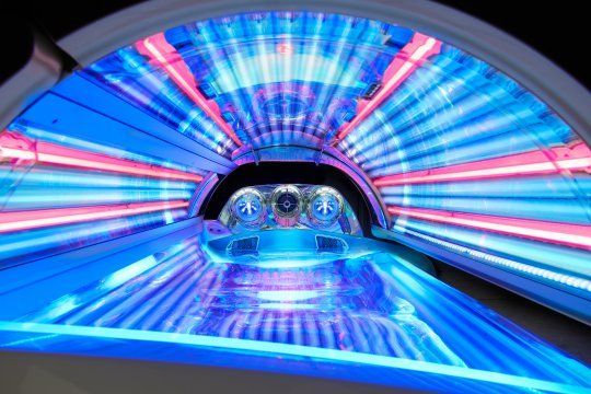 Ein Solarium mit vielen Lichtern.