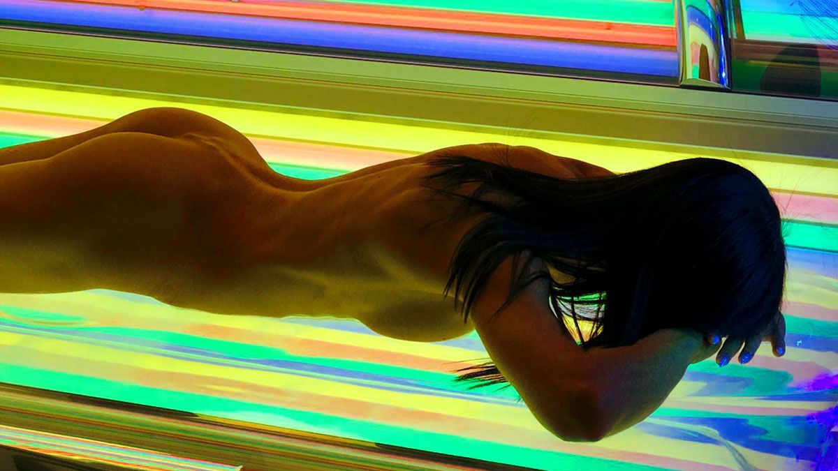 Frau liegt im Solarium