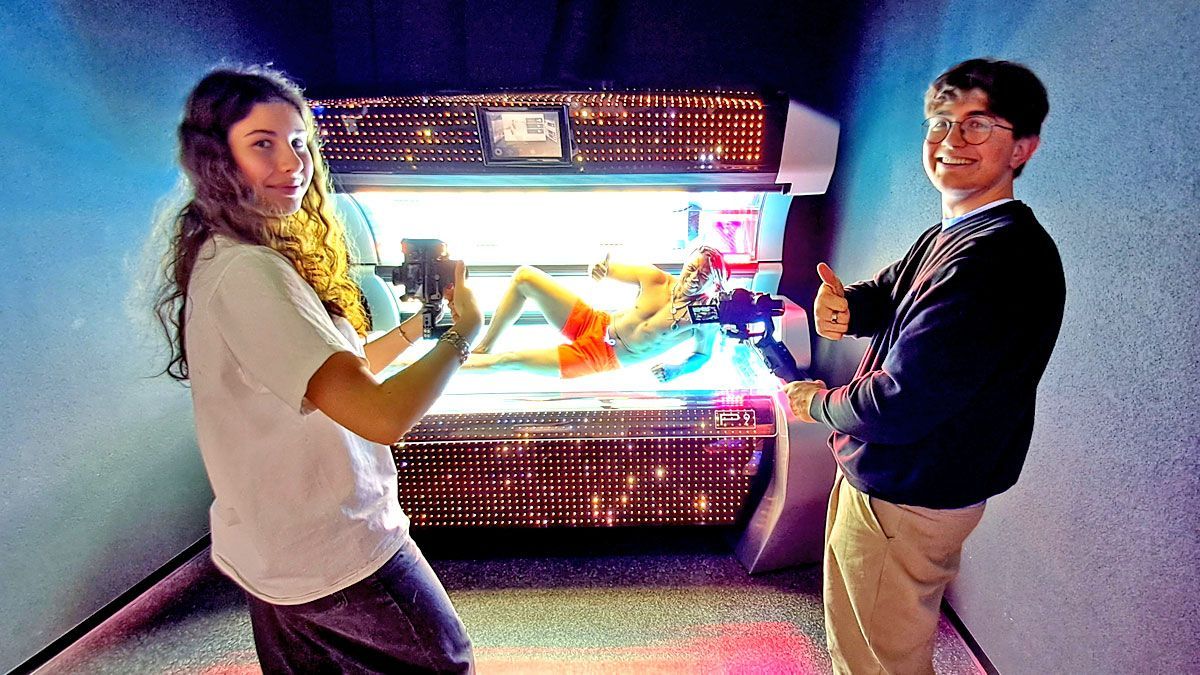 Ein Digital creator und eine Influencerin Produzieren Social Media Content und Beiträge für die SunWorld Sonnenstudios