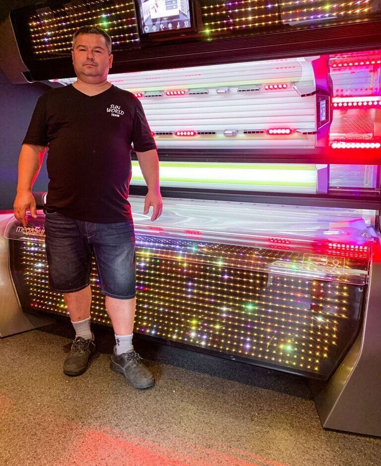 solariumtechniker vor einem p9 solarium bei sunworld