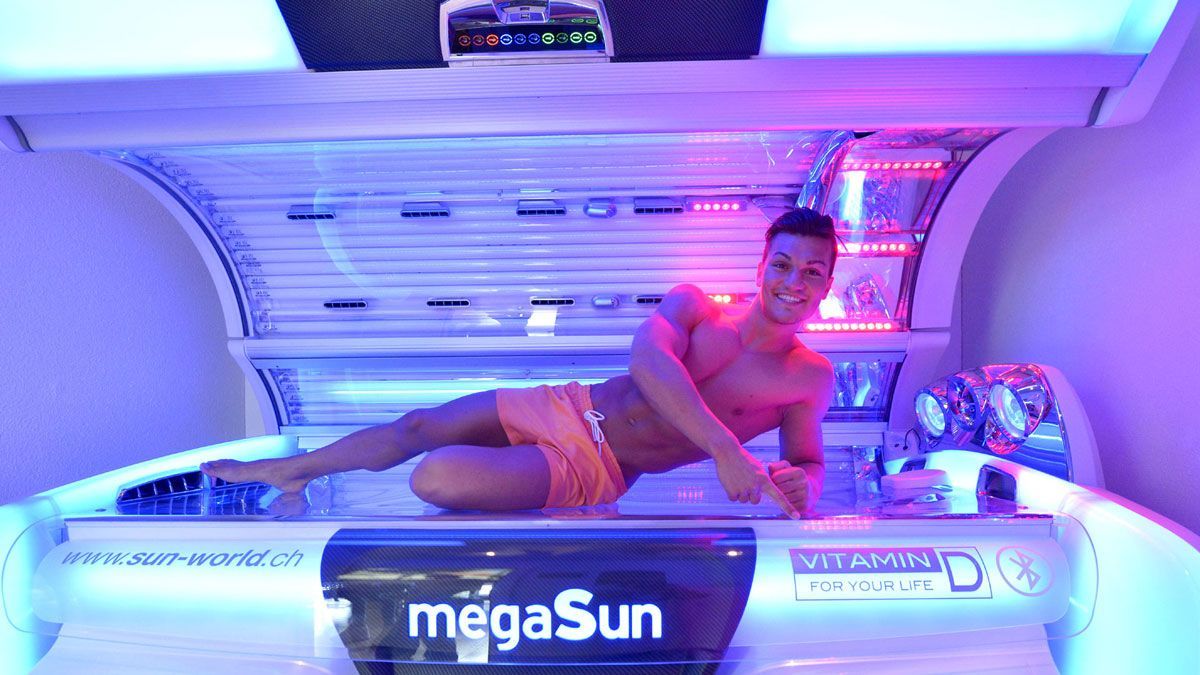 Strahlender Mann im Solarium bei SunWorld – das Beauty Collagen Licht unterstützt Hautelastizität und gesunde Hautalterung durch gesteigerte Collagenbildung.