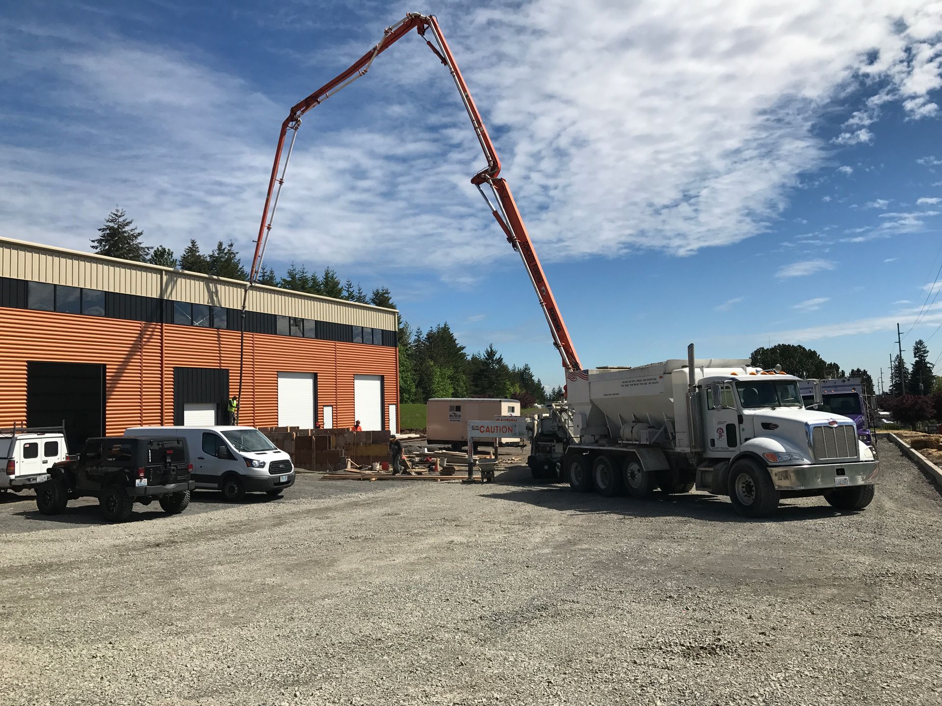 Concrete delivery in Vancouver, WA by Mudd Monkey Mobile Mix in action, pouring fresh on-site mixed concrete for residential and commercial projects. Trusted since 2014, Mudd Monkey delivers precise volumetric concrete for driveways, patios, sidewalks, stamped concrete, and foundations. Schedule your concrete delivery today at 360-907-7116 or email muddmonkey2@gmail.com