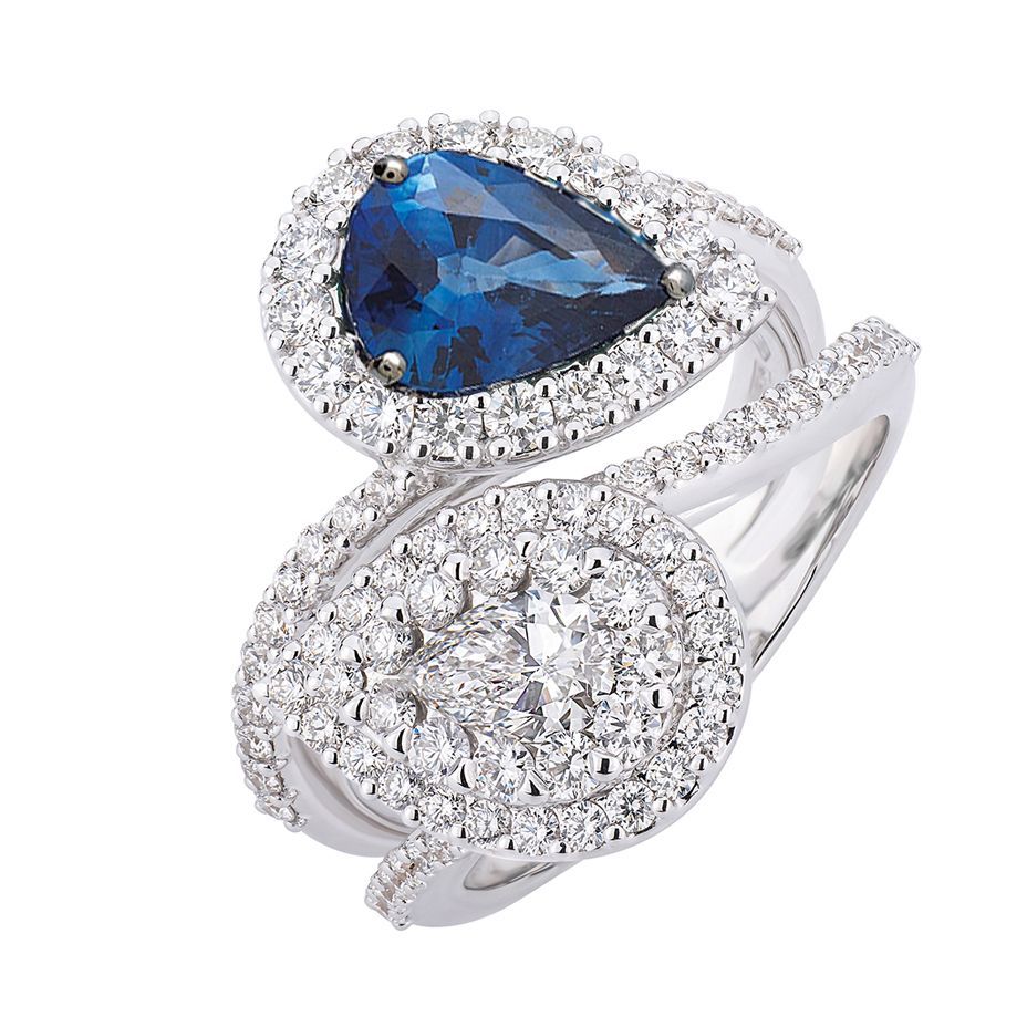 Anello in argento con una gemma blu a forma di pera e un gruppo di diamanti rotondi