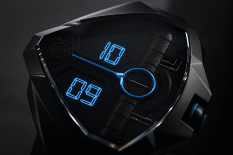 Primo piano di un orologio da polso digitale nero con numeri e quadrante luminescenti blu