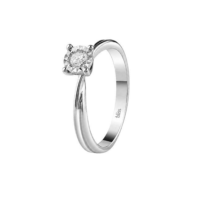 Anello in argento con una piccola pietra preziosa a forma di fiore su sfondo bianco.