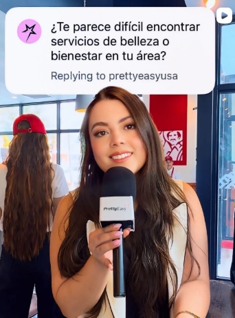 Woman holding a microphone at a beauty event with a Spanish question bubble above her.